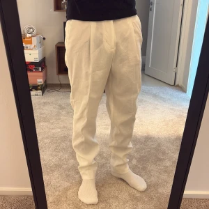 Vita linnebyxor med relaxed fit - Säljer ett par vita linnebyxor med regular fit från zara, stl 46 (Small). Jag är 178cm och väger 66kg för jämnförelse. 