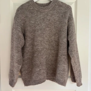 Stickad tröja  - Ljusbrun/kall brun lite oversized stickad tröja, tjockt och fluffigt matrial. Använd max 1-2 gånger❣️