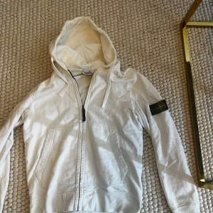 Vit hoodie från Stone Island - Säljer min hoodie då jag inte använder den längre. Storlek M, hör av er vid frågor.