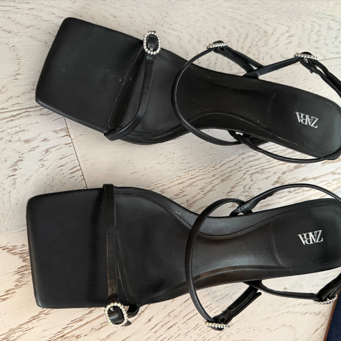 Svarta sandaler med klack från Zara - 4