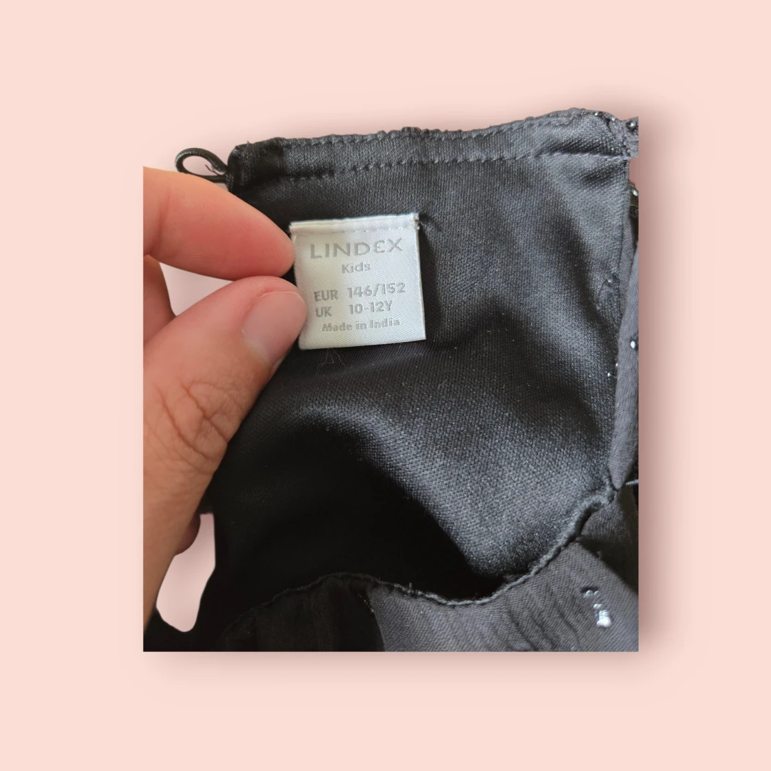 Svart  kortklänning med prickigt mönster - 4