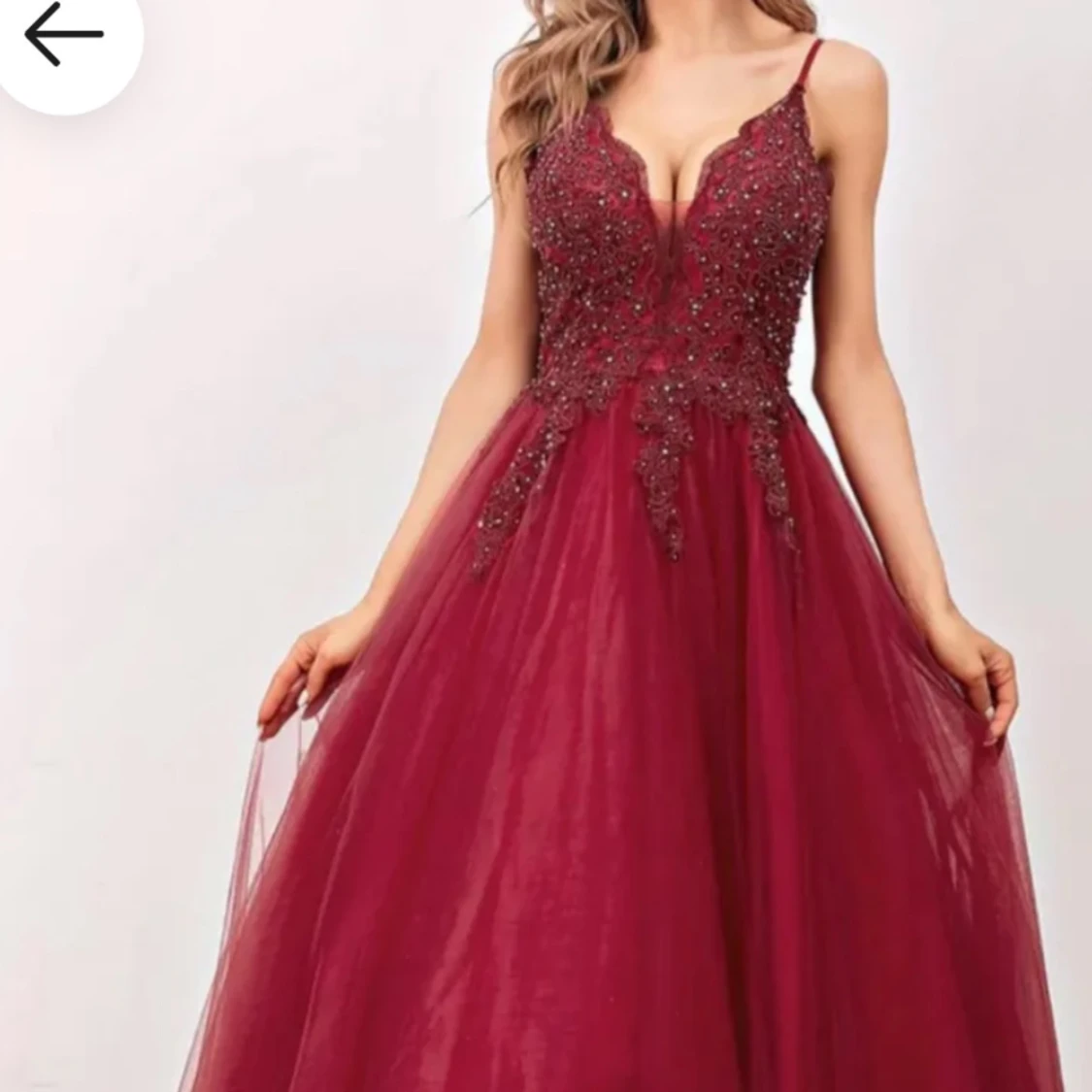 Vinröd långklänning med spets och pärlor