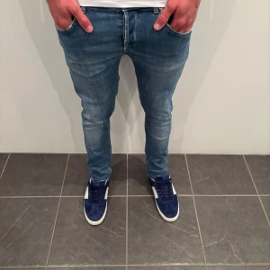 Dondup Jeans George  - Dondup Jeans George! Trendigaste jeansen på marknaden.  Skick= 9,5/10 Ny pris= 4000 kr Säljs för= 750 kr
