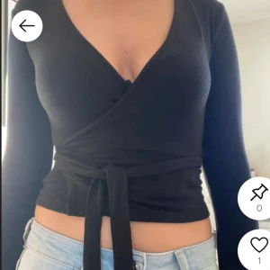 Svart omlottopp med knytband - Topp från Gina som inte kommer till användning. 