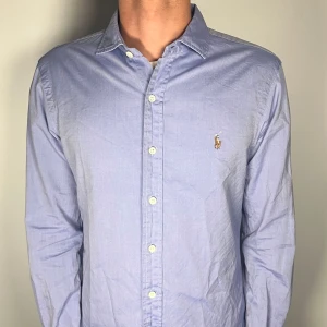 Ralph lauren skjorta - En riktig snygg och trendig Ralph lauren skjorta i fint skick, storlek S, slimfit, vid frågor är de bara att skriva // Gramenti 
