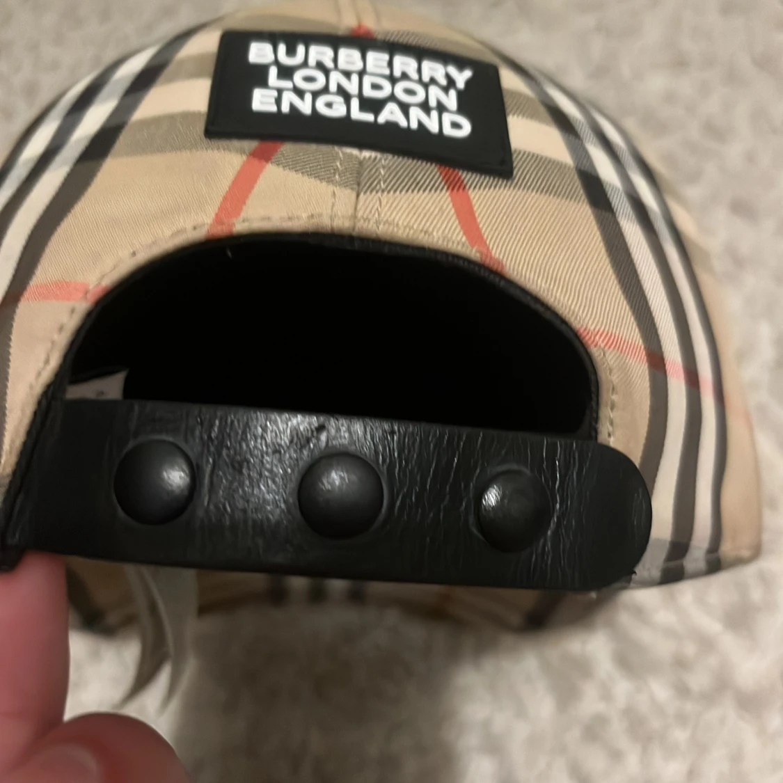 Burberry rutig keps i beige och svart - 2