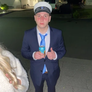 Mörkblå kostym med matchande kavaj - Snygg mörkblå kostym med klassisk kavaj och byxor. Kavajen har två knappar och smala slag, samt matchande byxor. Perfekt till student eller bal. Bärs med vit skjorta och blå slips för en stilren look. Säljer de på bild då ja är trött på den.