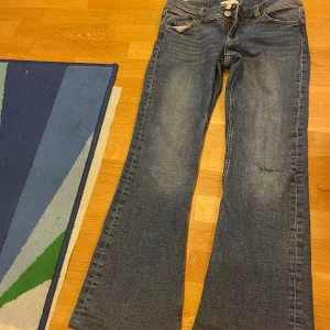 Blå bootcut jeans från Gina Tricot - Snygga blå jeans från Gina Tricot i bootcut-modell. 