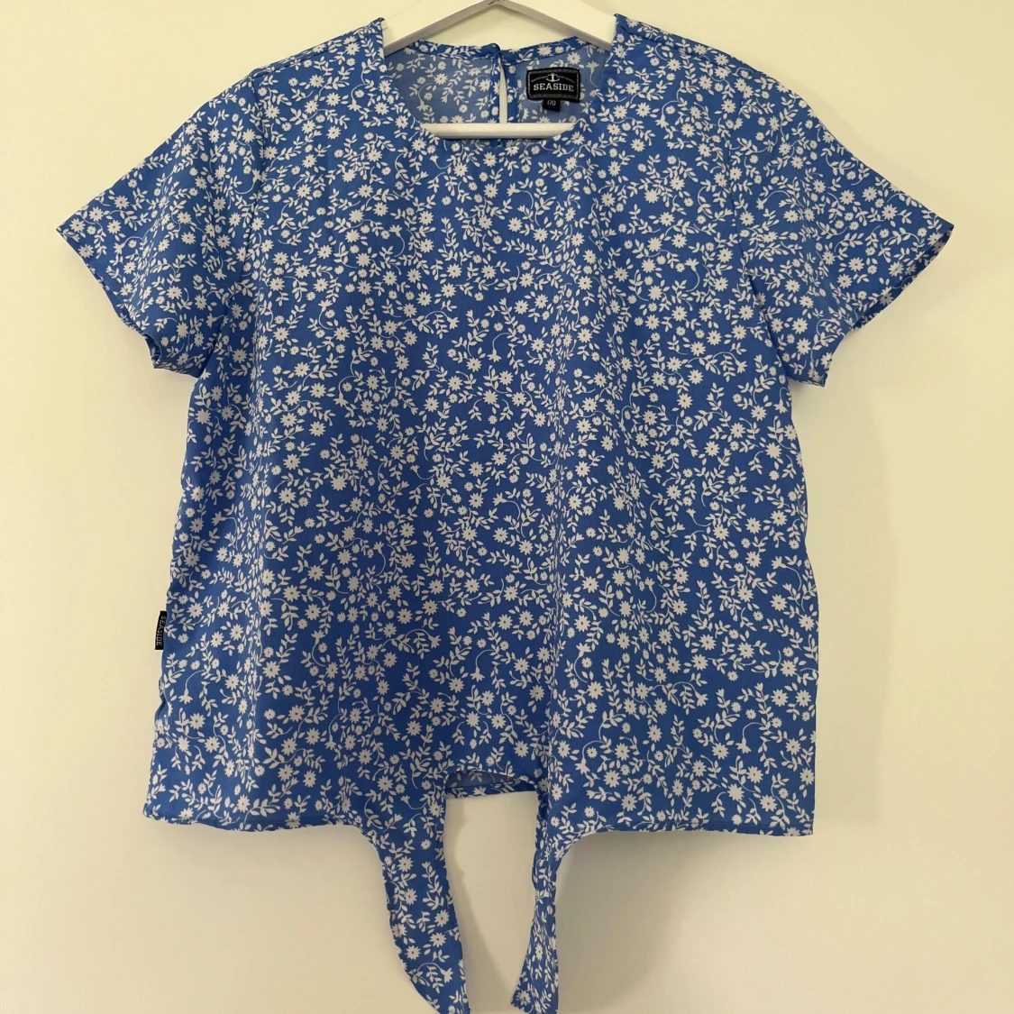 Blå blommig blus med knyt från Seaside