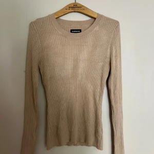 Tight beige stickad tröja - Använd men i gott skick. Ordinarie pris: 219 kr
