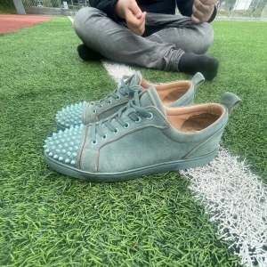 Gröna Louboutin skor  - Säljer ett par riktgt feta Louboutin skor. Skorna är skadade men har fortfarande mycket kvar att ge. Skriv till mig vid frågor eller fler bilder priset går att dra ner vid snabb affär 🤝