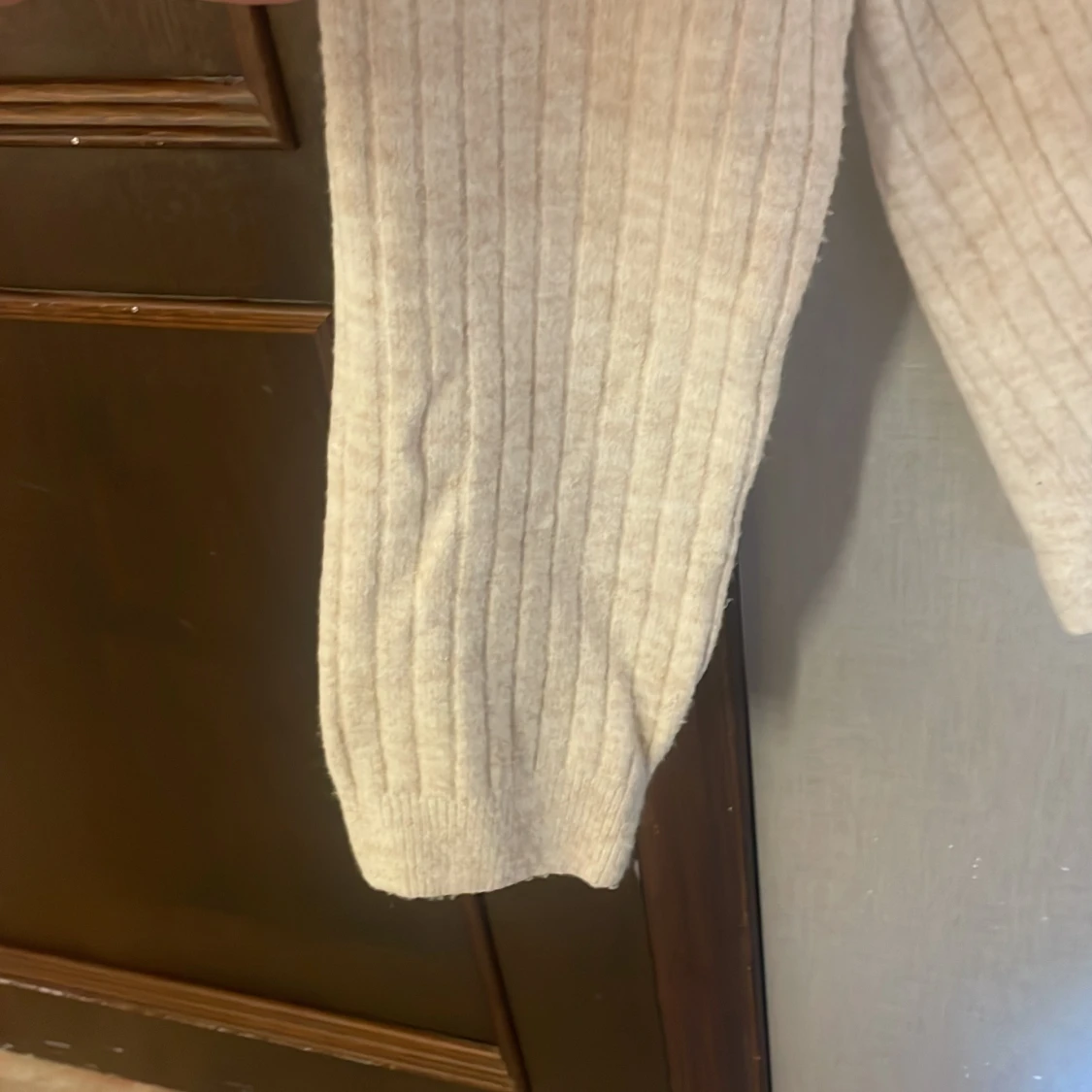 Beige ribbstickad hoodie med v-ringning - 1