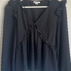 Svart blus från Gina Tricot - Snygg svart blus från Gina Tricot i storlek 158/164. Är använd.