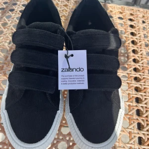 Even & odd skor/sneakers - Säljer dessa suuuupersnygga skor, perfekta till sommaren! Kommer direkt från zalando, endast provade men passade tyvärr inte. Inga deftekter, pris går att diskuteras och det är bara att höra av sig om du undrar något! 💕