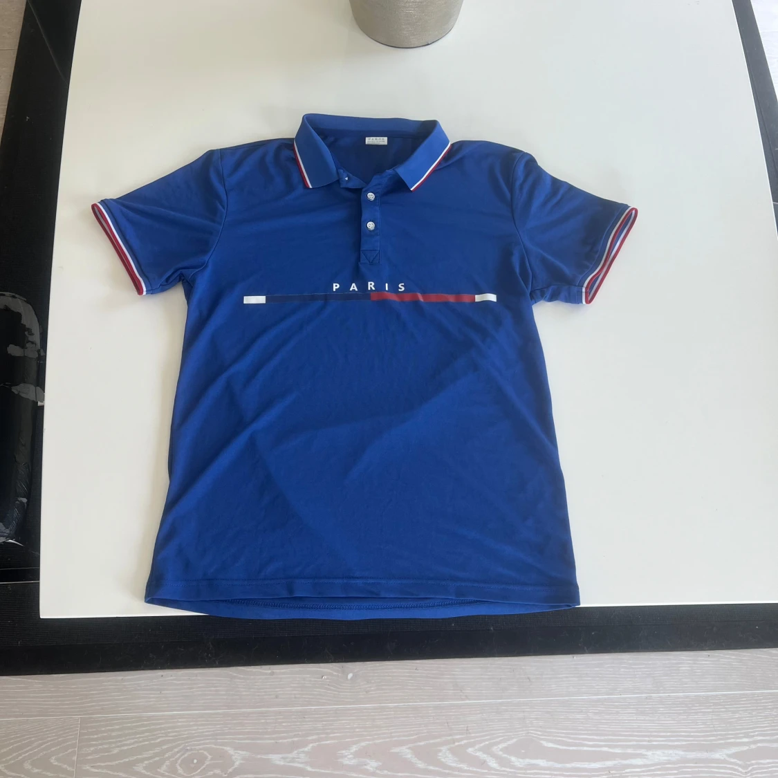 Blå Paris pikétröja med rödvit detalj