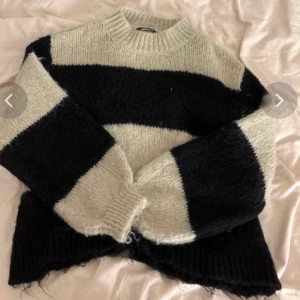 Stickad tröja från Gina ❤️ - Superfin stickad tröja från gin . Lite noppig som man ser på bilden men nnars fint skick ❤️ skriv för fler bilder 