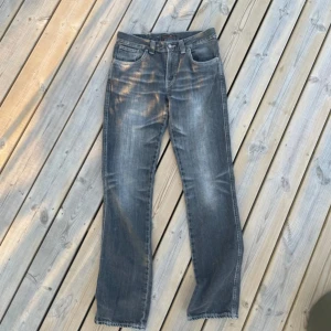 Grå nudie jeans - Gråa nudie jeans. Modell: low slim jim Storlek: w30 L32 Skick:8/10 Hör av er för fler bilder eller funderingar.