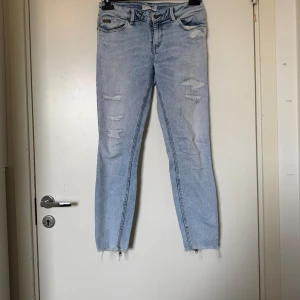 Odd molly jeans  - Säljer ett par ljusblåa jeans med revor. Klassisk femficksmodell med dragkedjor vid hälarna. Från märket Odd Molly i storlek W28 som ungefär motsvarar en storlek S. mer använda, och det är något blekare än nya samt tvättpåverkade. 