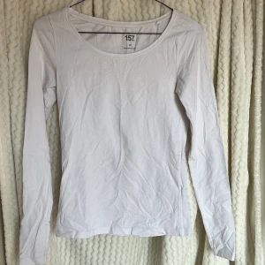 Vit långärmad topp från 157🤍 - Säljer en enkel och stilren vit långärmad topp från 157. 🥥