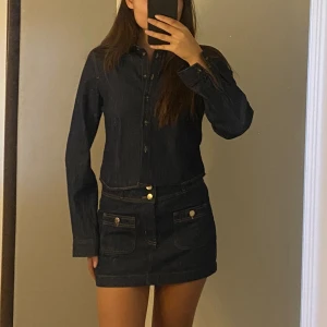 Mörkblå jeans set från H&M - Mörkblått jeans set från H&M. Använt 1 gång. Toppen är i storlek XS och kjolen i storlek 34.