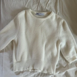 Vit tröja från Zara - Säljer en vit tröja från Zara. Endast använd 1-2 gånger och i fint skick! 