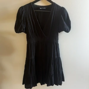 Svart klänning - Snygg svart miniklänning från Zara med puffiga ärmar💕💕