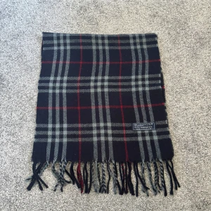 Burberry halsduk - Tja,säljer denna burberry halsduk! Skicket på den är 10/10 inga defekter! Riktigt snygg och gör din outfit mer unik! Mitt pris: 449! Ny pris:3999kr. Fraktar spårpart via PostNord eller instabox eller möts upp i Stockholm!📦