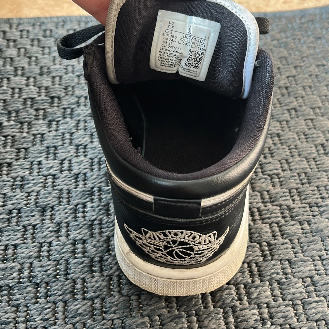 Nike Air Jordans i svart och vitt - 3