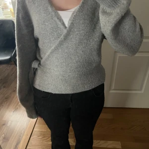 Grå omlottkofta från & Other Stories - Superdupersnygg kofta från &other stories, lite nopprig därav priset, kan försöka göra mig av med en del av nopprarna ifall kunden önskar❤️