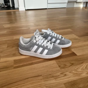 Adidas Campus  - Grå adidas campus, använda ett fåtal gånger så dem är som nya. 