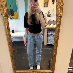 Blå lågmidjade raka jeans från Weekday  - Snygga lågmidjade blå raka jeans. De är från weekday och i storlek W:26, L:34 och passar mig som är 170 cm. De är i bra skick och säljer då de tyvärr är försmå💕