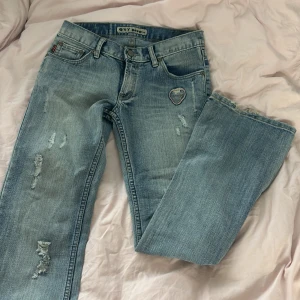 lowrise ripped bootcut jeans💗 - Very pretty light blue jeans that r lowrise and flared. were my moms in the 2000s💗                        Size tag says W28 but  they r W24 more. L32💗       some signs of wear on the ends.