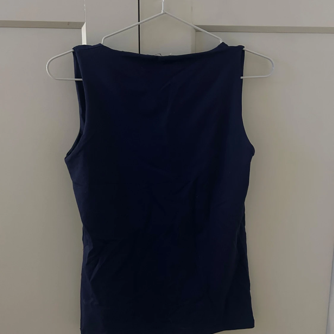 Mörkblå ärmlös linnetopp - 2