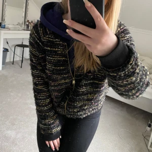 Bomberjacka från H&M - Säljer en snygg glitterrandig jacka från H&M med dragkedja framtill. Skit snygg nu till våren och funkar även bra till hösten! Köpt här på Plick och väldigt bra skicka nästan aldrig använt jackan och därför jag säljer den!💗💗 skriv gärna om ni har frågor💕