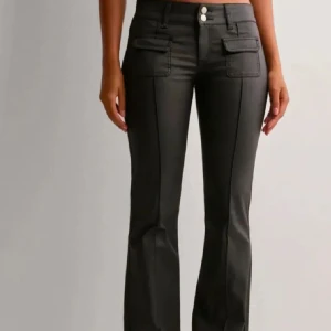 Low waist jeans - Säljer dessa byxor ifrån Nelly! De är knappt använda och slutsålda på hemsidan🥰 super fina och jättepopulära