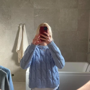 Blå stickad tröja  - Blå mysig stickad tröja 💕