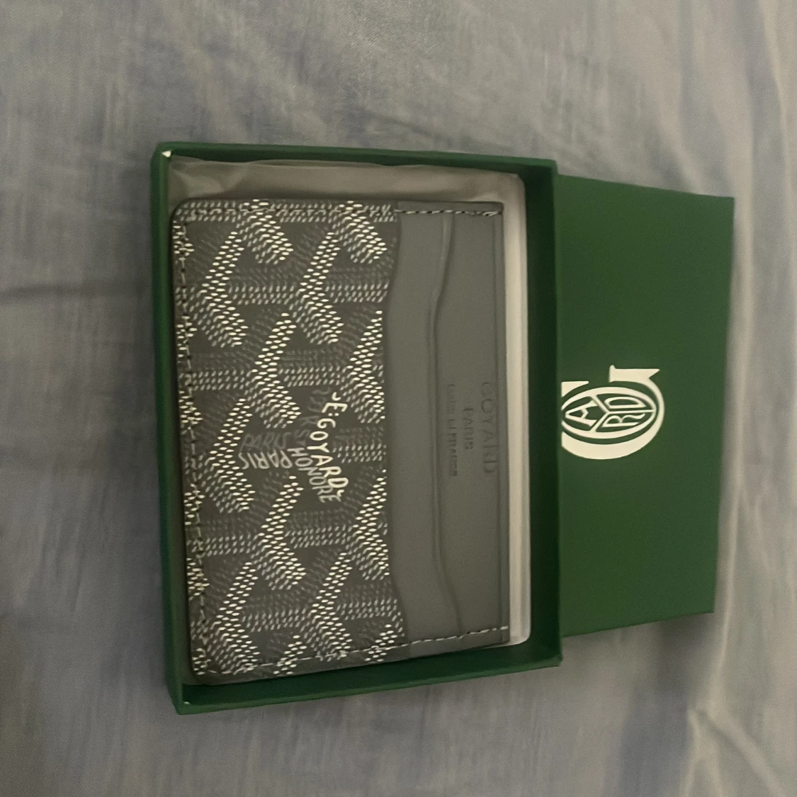 Grå mönstrad plånbok