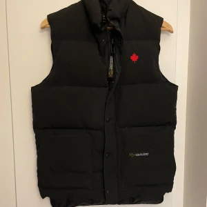 Svart Canada goose väst - Svårt Canada goose väst som är tjock och varm passar till hösten och våren nypris: 4000