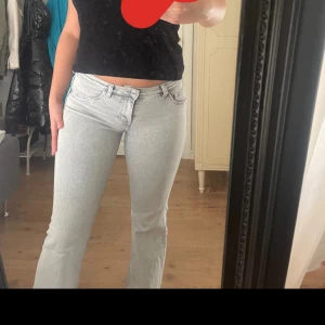 Lågmidjade jeans - Lågmidjade grå jeans som är använd 2 gånger säljer den billigt för vill få dem sålda snbbt, vid några frågor eller funderingar skriv!!!! Dom passar som storlek s-m