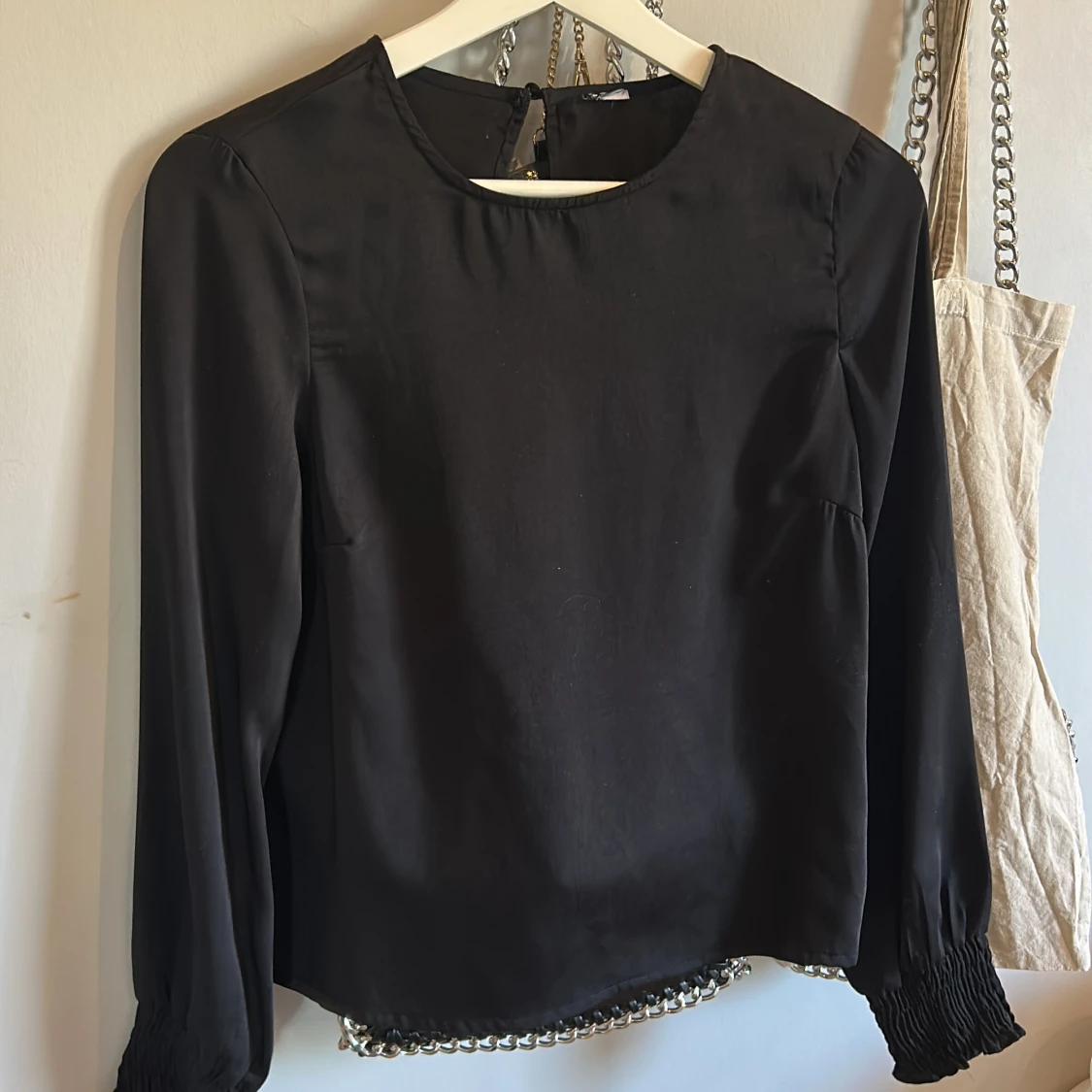 Svart blus med långa ärmar - 3