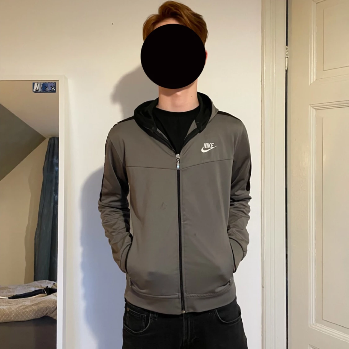 Grå/ grön hoodie från Nike