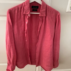 Rosa linneskjorta från Massimo Dutti - Säljer en rosa skjorta från Massimo Dutti i 100% linne. Cond är 10/10 och är i size S. Kan gå ner i pris vid snabb affär! Ny pris 799kr en gammal model så sälja ej längre!