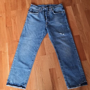 Blå jeans från Acne Studios - Snygga blå jeans från Acne Studios med en klassisk femficksdesign. Modell 2003 Vintage blue.