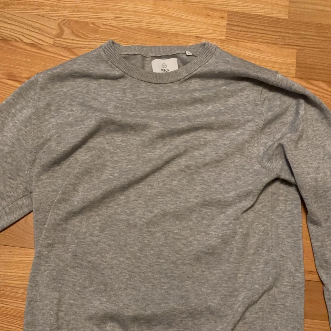 Säljer en Grå tröja från Bläck för 200kr