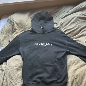 Svart hoodie från Givenchy - Tja, säljer nu en fet givenchy hoodie/tröja! Bra skick förutom att den har en liten defekt vid armhålan som man inte ser när man har på sig den som då är ett litet hål. Hör av dig vid funderingar! Tar emot byten mot ex parfym,skor och eller andra liknande tröjor😊
