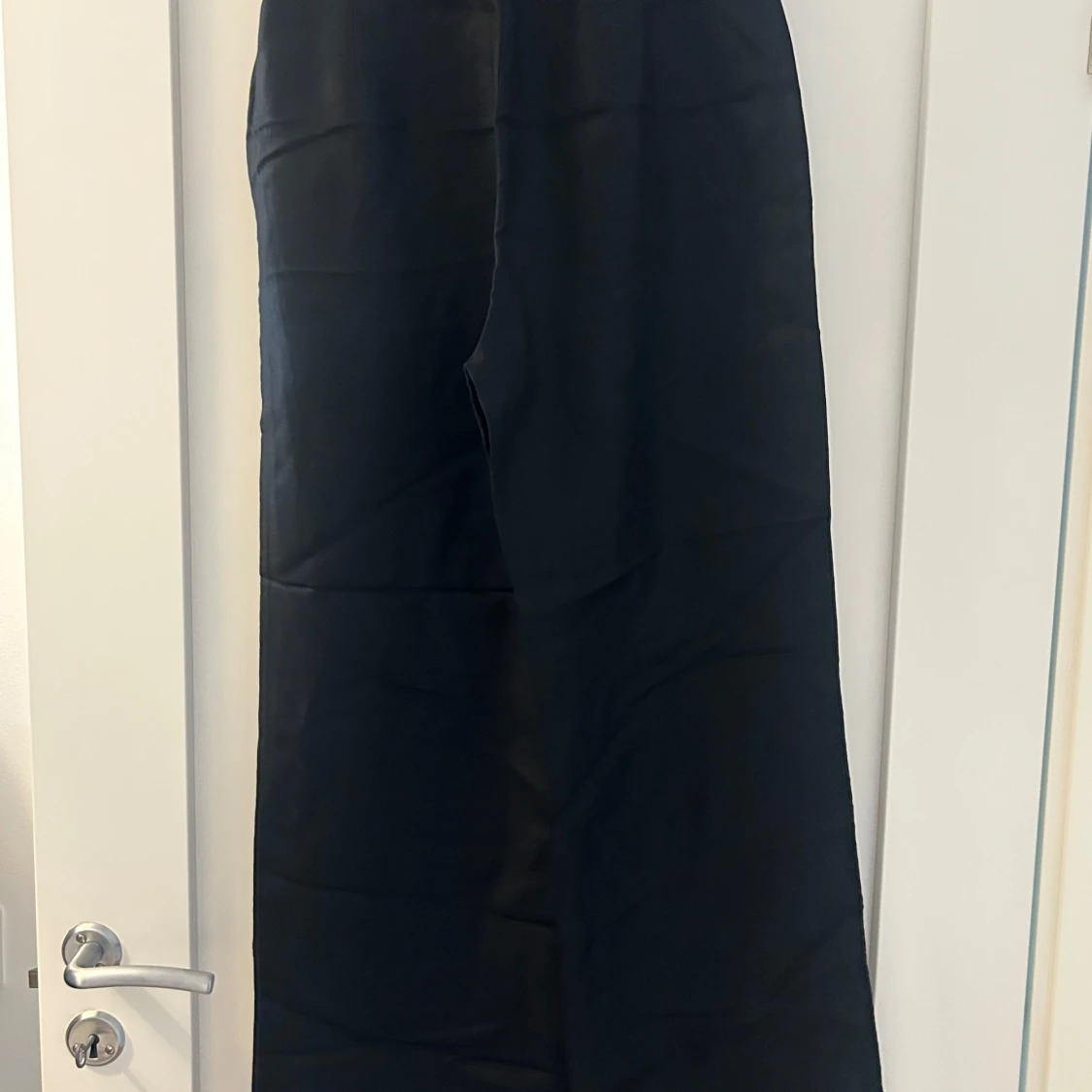 Svarta byxor från & Other Stories - 1