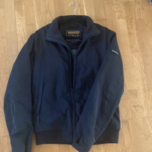 Svart jacka från Woolrich - Säljer en stilren svart jacka från Woolrich. Perfekt för vårvädret. ‼️tveka inte om du har några frågor/funderingar‼️