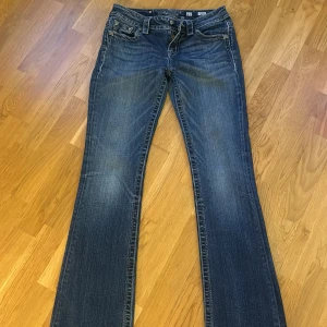 Blå jeans från Miss Me - Säljer dessa snygga blå jeans från Miss Me med bootcut-stil. De har lite slitning längst ner på byxorna annars är de i bra skick. Skriv ifall fler bilder önskas!🤍