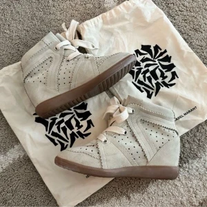 Isabel Marant liknande skor - Säljer dessa superfina Isabel Marant inspirerade skor. Innersulan är ca 24cm. Använda 2 gånger så de är i superfint skick (enligt bilder) OBS första bilden är lånad, bild 2-5 är mina‼️‼️‼️De är inte äkta, endast inspirerade 