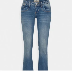 Blå bootcut jeans från LTB - Säljer mina älskade blåa LTB jeans som jag köpte på ”aboutyou” för 800kr. Köpte dom för cirka ett år sedan nu och har använt dom sparsamt. Dom är i storlek 29/36 och i förtydligande så är jag 175cm lång. Jeansen är långa och finns lite tecken på att dom är använda längst ner och därför är priset sänkt väldigt mycket. Säljer dem för 500kr och pris kan diskuteras samt fler bilder kan skickas om det önskas🩷